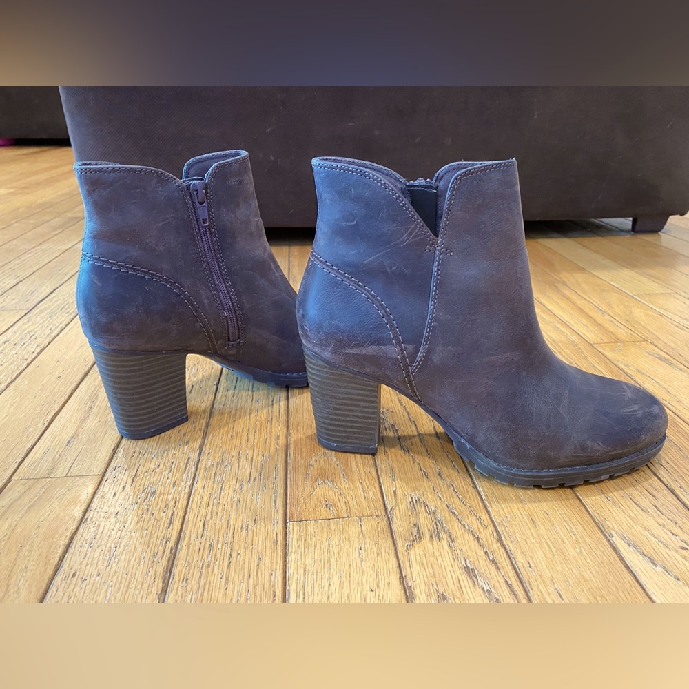 Clarks brown leather ankle boots booties